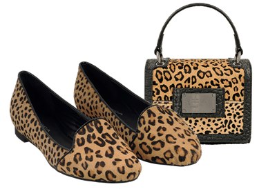 Elegantes Duo: Pantoffel-Slipper ud Mini-Handtasche von Tosca Blu. Das  italienische Fashionlabel setzt angesagte Modetrends trés chic in Szene und begeistert damit Frauen auf der ganzen Welt.
